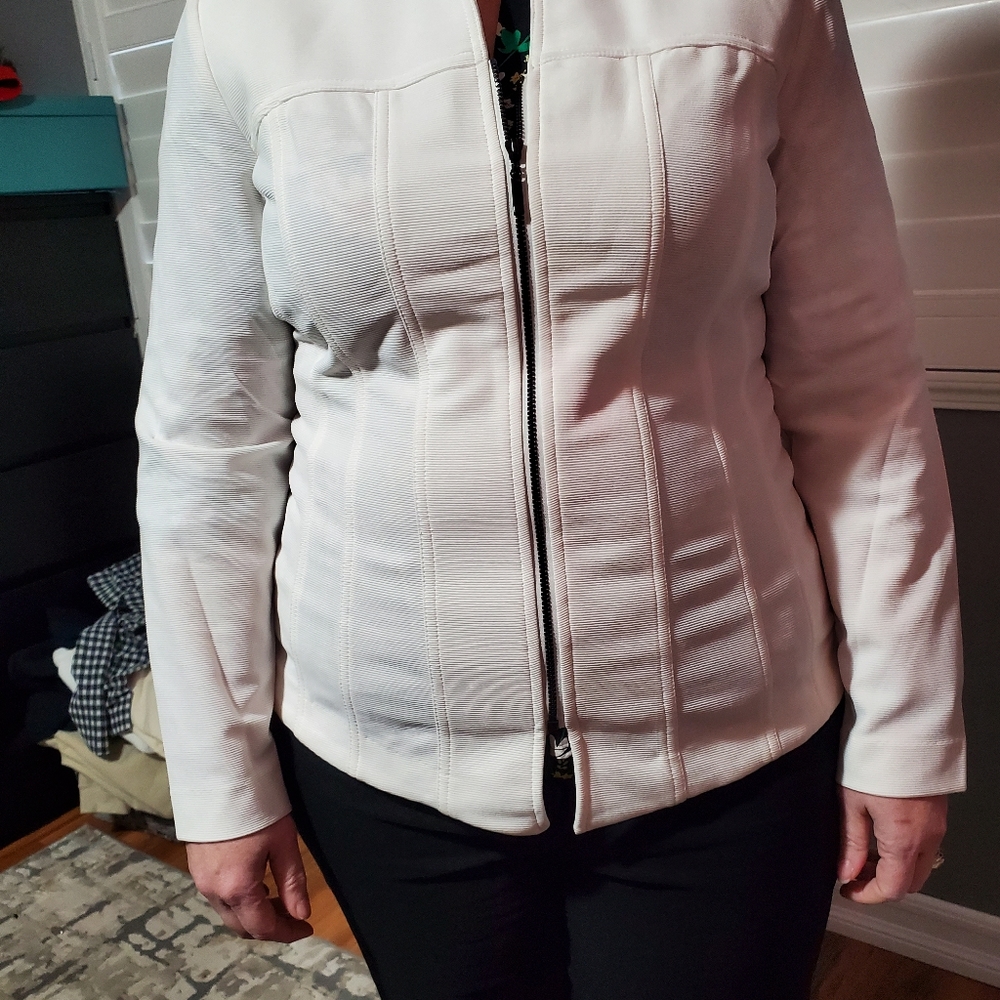 Blazer - Picture 4 of 5